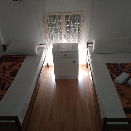 Hostel Vera - Airport Podgorica Mitrovici  ห้อง รูปภาพ
