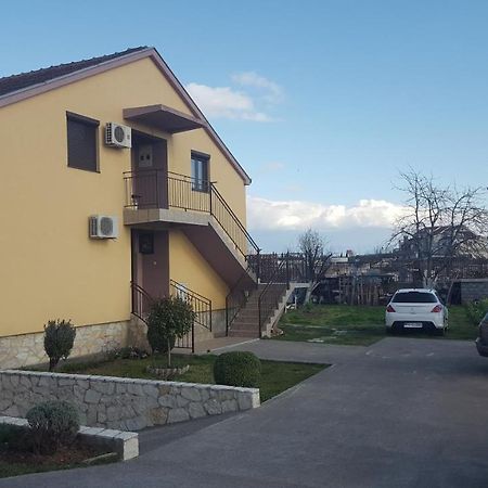 Hostel Vera - Airport Podgorica Mitrovici  ภายนอก รูปภาพ