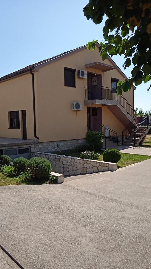 Hostel Vera - Airport Podgorica Mitrovici  ภายนอก รูปภาพ