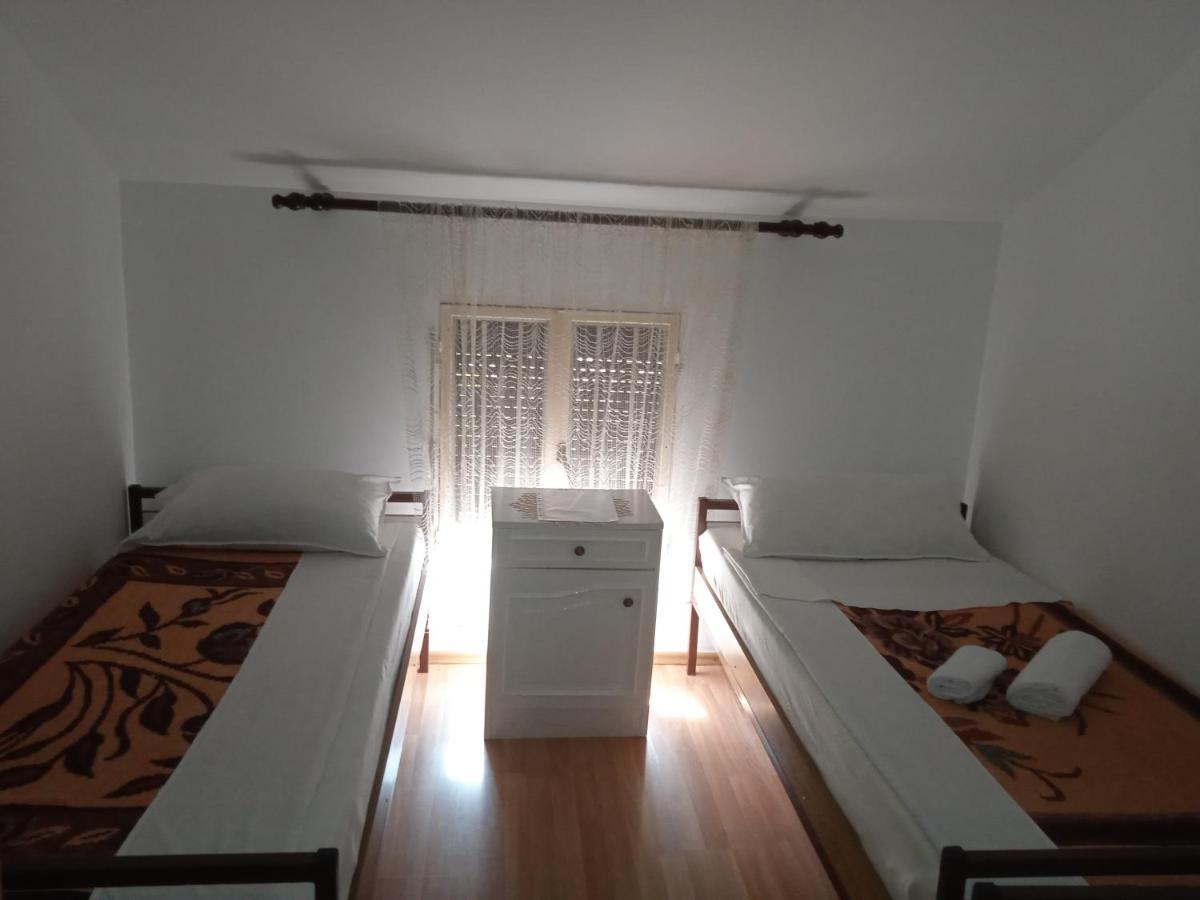 Hostel Vera - Airport Podgorica Mitrovici  ภายนอก รูปภาพ