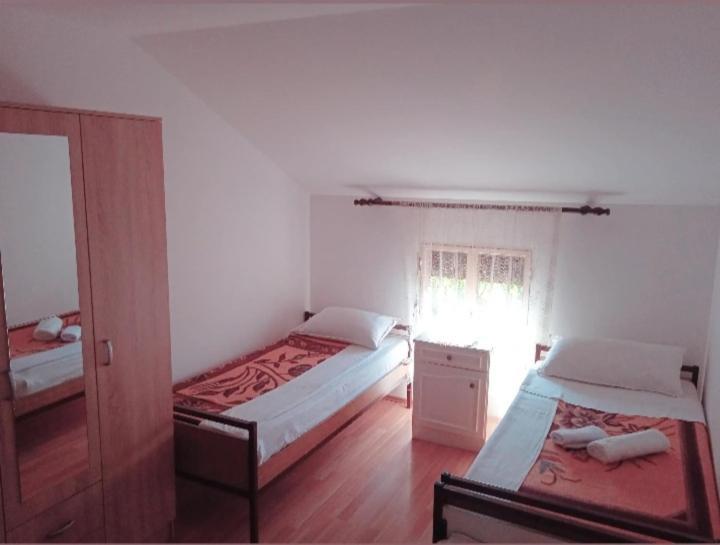 Hostel Vera - Airport Podgorica Mitrovici  ภายนอก รูปภาพ