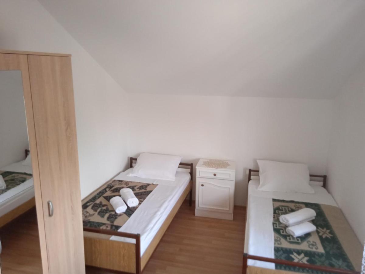 Hostel Vera - Airport Podgorica Mitrovici  ภายนอก รูปภาพ