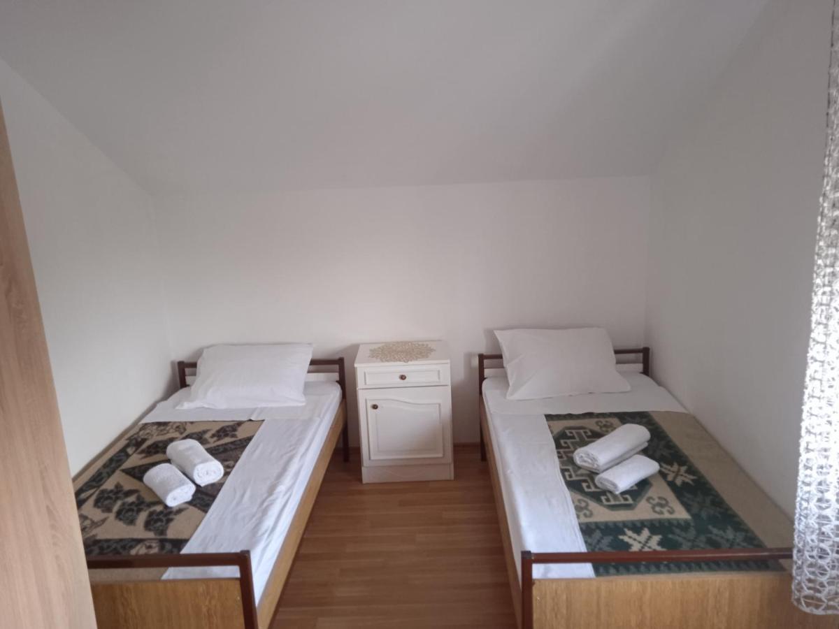 Hostel Vera - Airport Podgorica Mitrovici  ภายนอก รูปภาพ