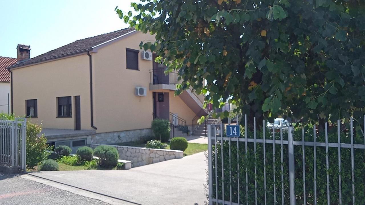 Hostel Vera - Airport Podgorica Mitrovici  ภายนอก รูปภาพ