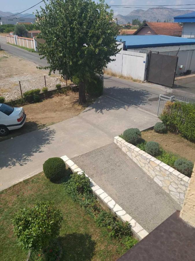 Hostel Vera - Airport Podgorica Mitrovici  ภายนอก รูปภาพ
