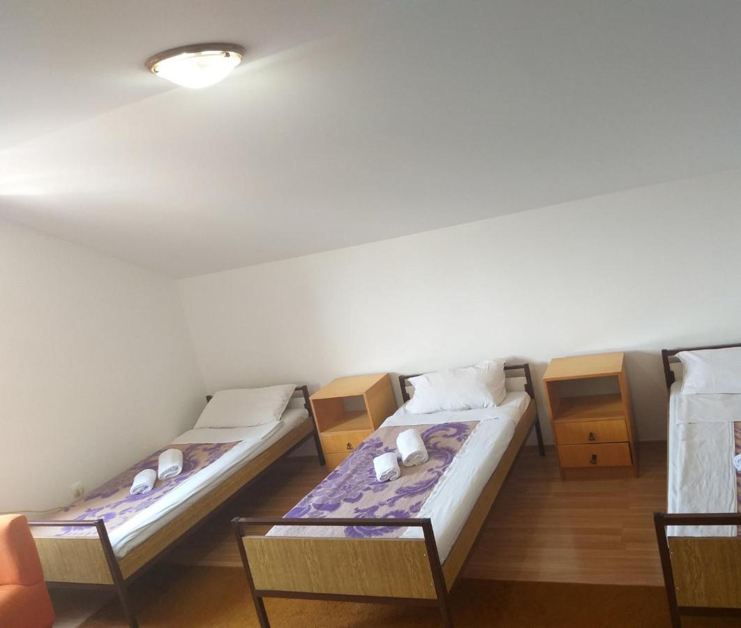 Hostel Vera - Airport Podgorica Mitrovici  ภายนอก รูปภาพ