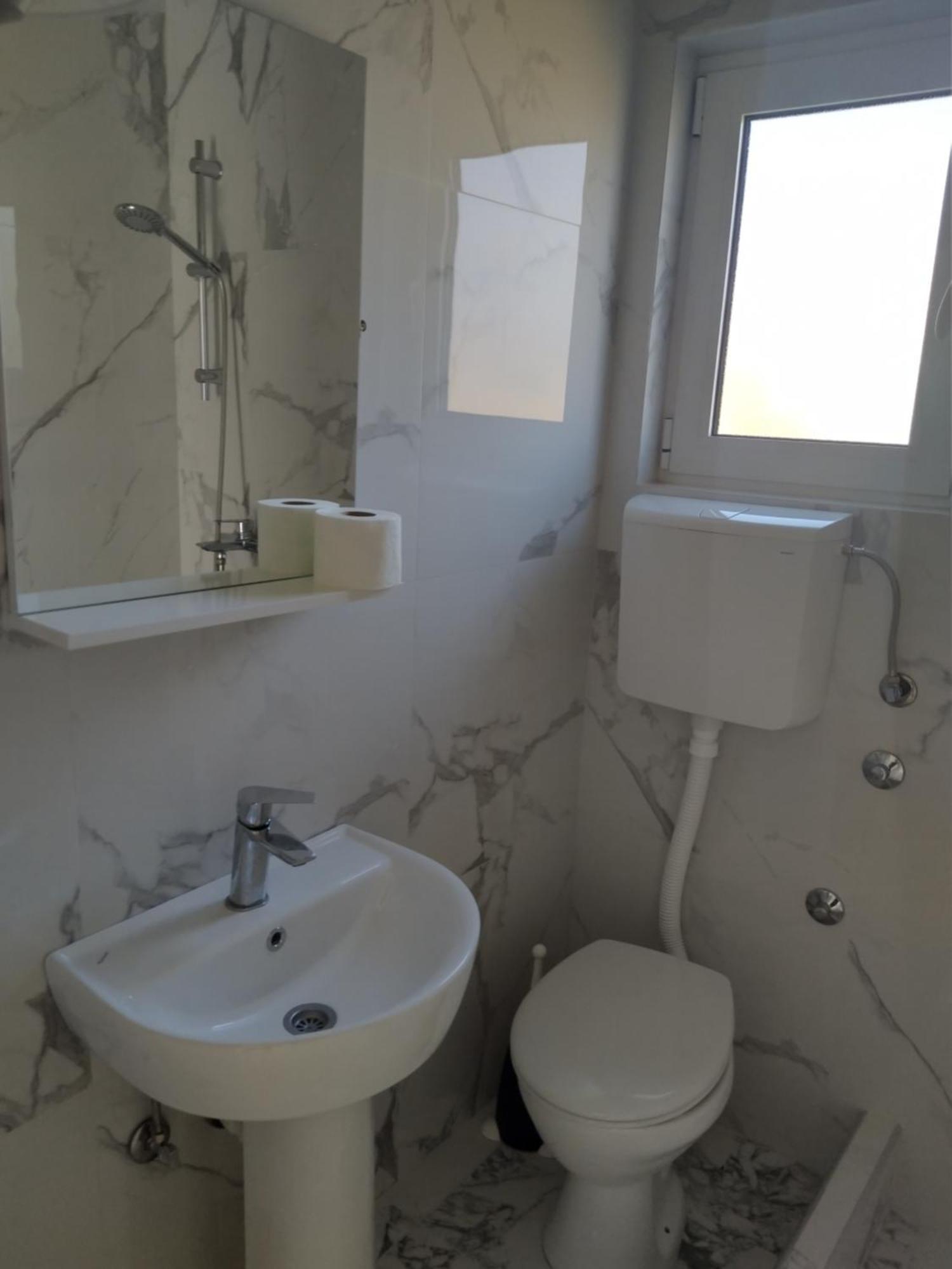 Hostel Vera - Airport Podgorica Mitrovici  ภายนอก รูปภาพ
