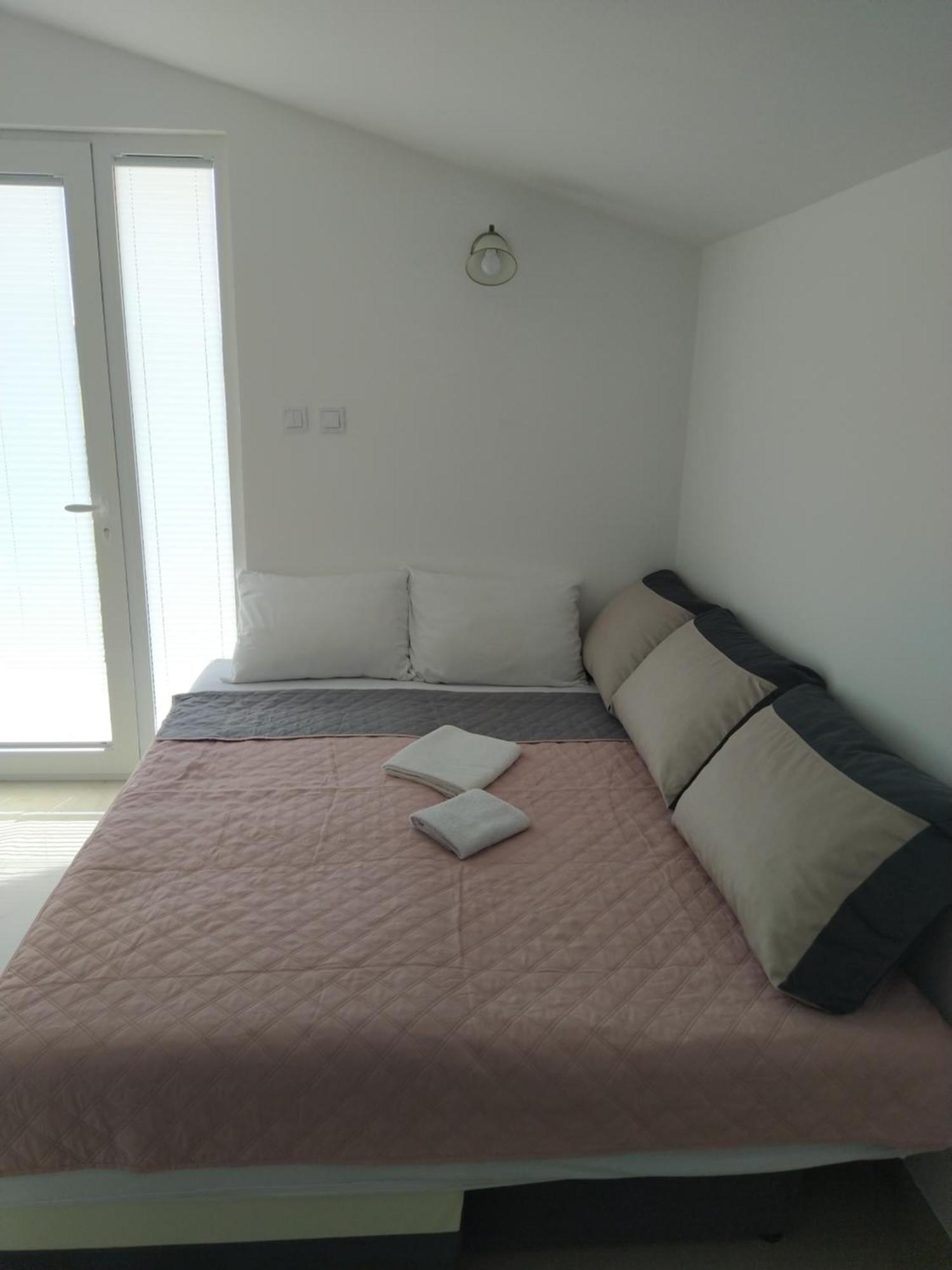Hostel Vera - Airport Podgorica Mitrovici  ภายนอก รูปภาพ