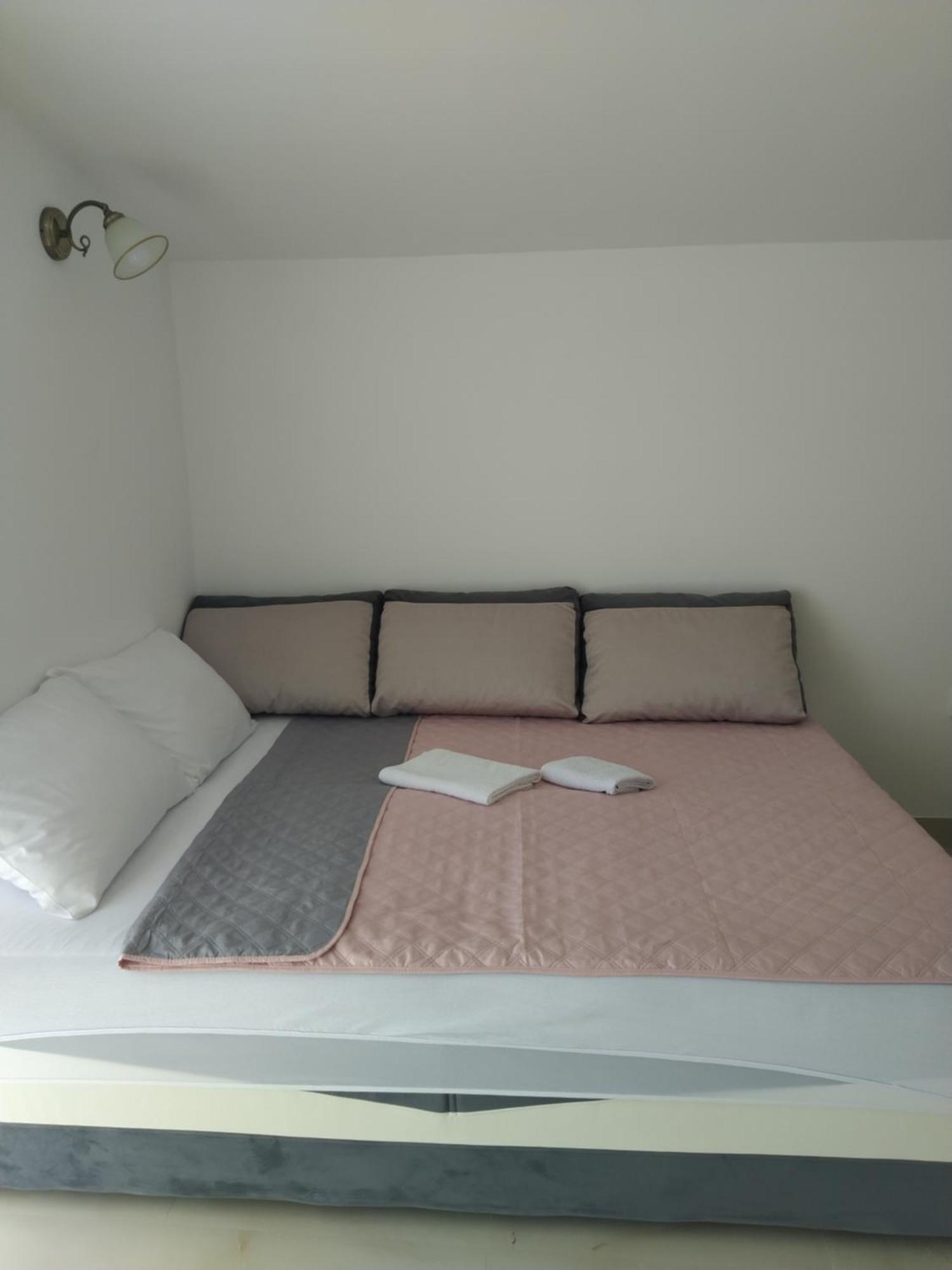 Hostel Vera - Airport Podgorica Mitrovici  ภายนอก รูปภาพ