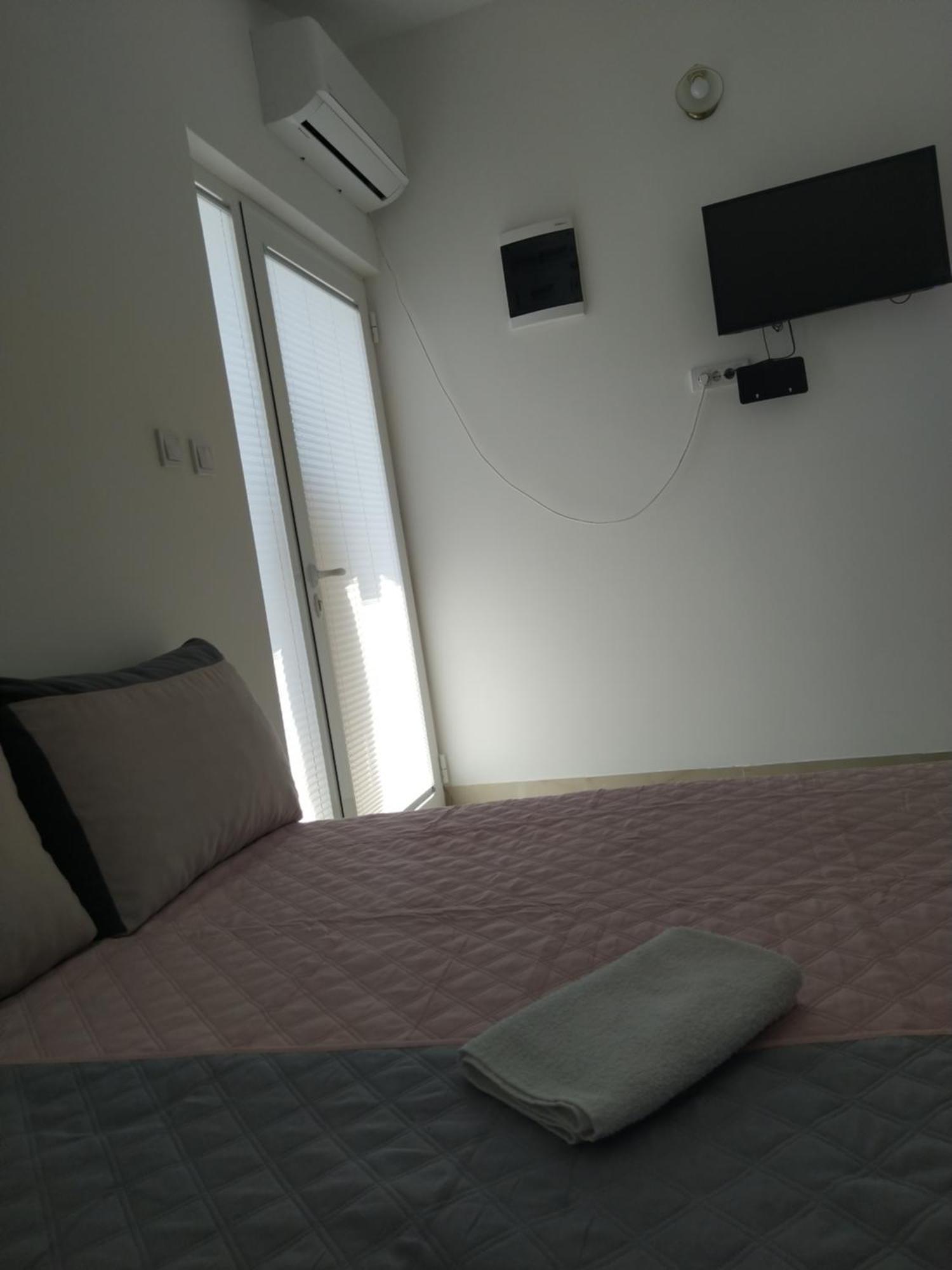 Hostel Vera - Airport Podgorica Mitrovici  ภายนอก รูปภาพ