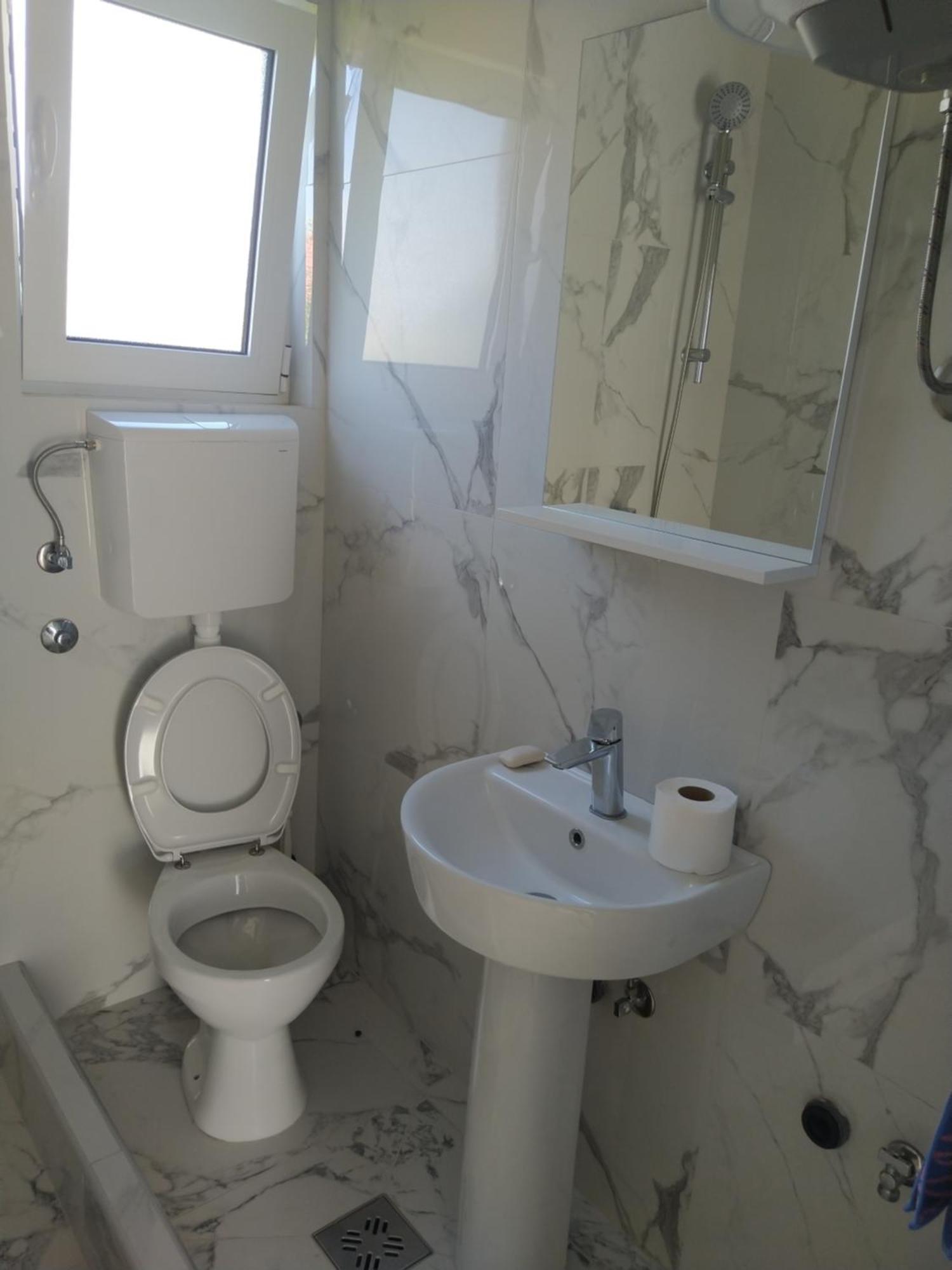 Hostel Vera - Airport Podgorica Mitrovici  ภายนอก รูปภาพ