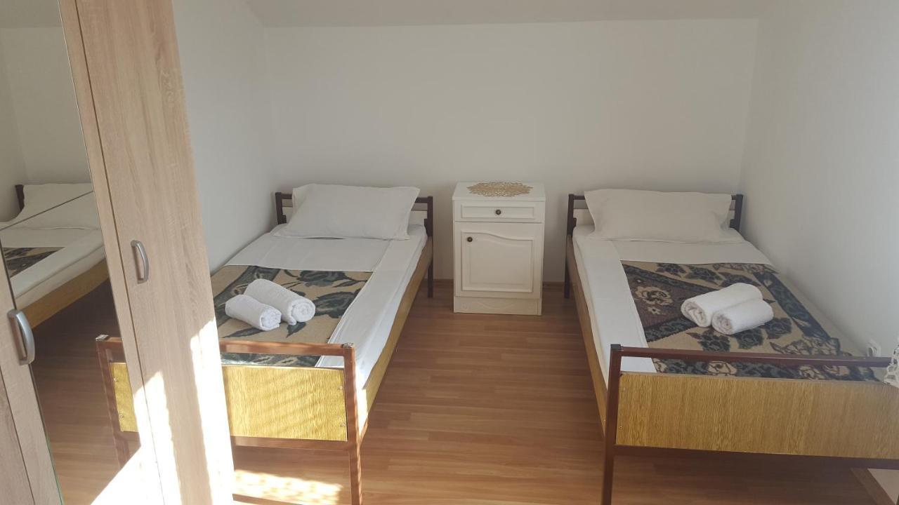 Hostel Vera - Airport Podgorica Mitrovici  ภายนอก รูปภาพ