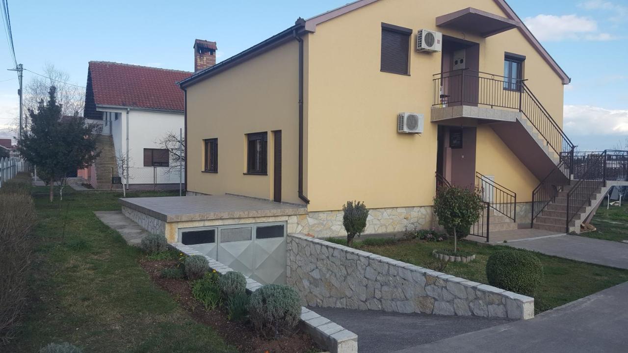 Hostel Vera - Airport Podgorica Mitrovici  ภายนอก รูปภาพ