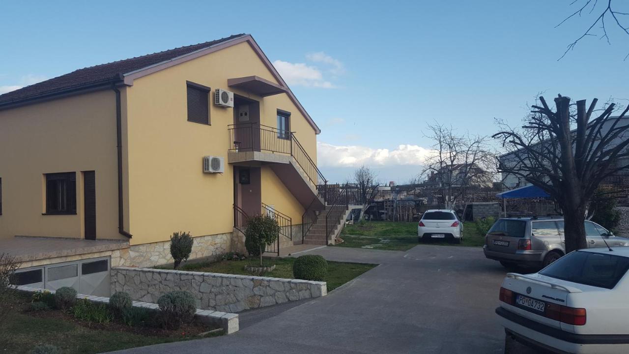 Hostel Vera - Airport Podgorica Mitrovici  ภายนอก รูปภาพ