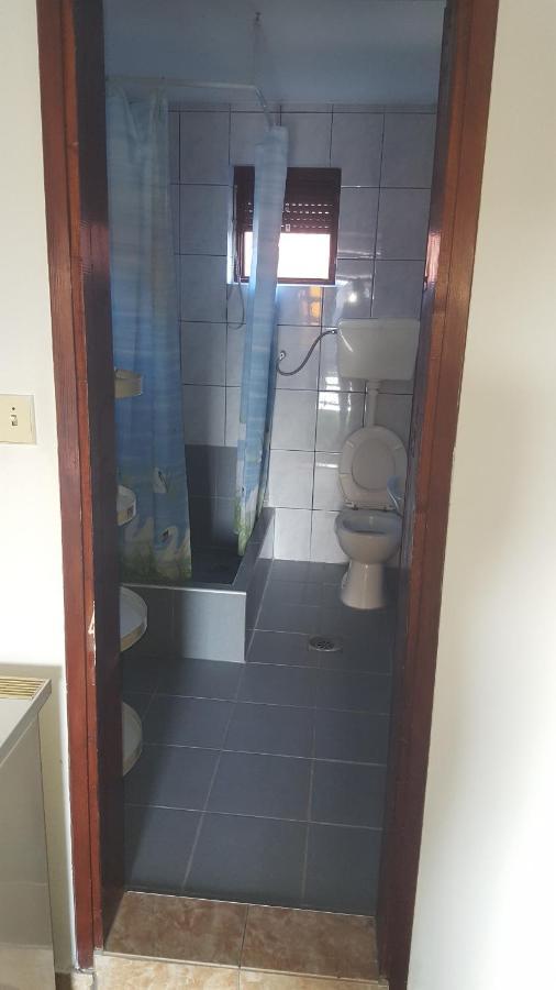 Hostel Vera - Airport Podgorica Mitrovici  ภายนอก รูปภาพ