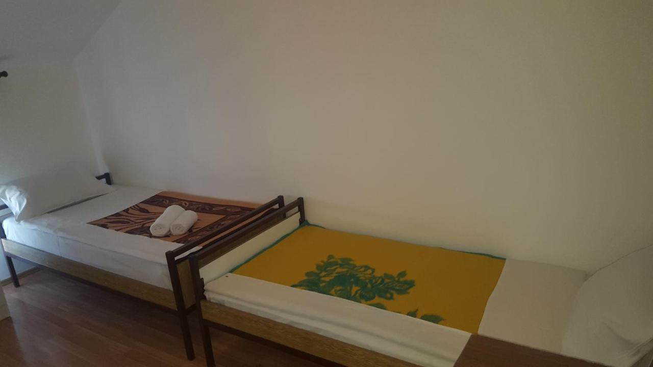 Hostel Vera - Airport Podgorica Mitrovici  ภายนอก รูปภาพ